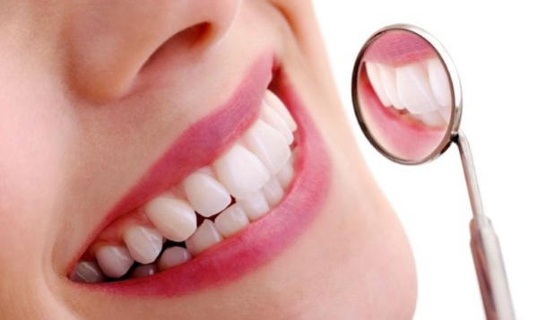 Bọc răng sứ mang đến độ thẩm mỹ cao nhưng vẫn có nhiều các vấn đề mọi người thắc mắc Bọc răng sứ mang đến độ thẩm mỹ cao nhưng vẫn có nhiều các vấn đề mọi người thắc mắc