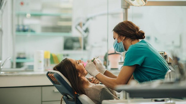 Tiến hành gắn hàm giả Tiến hành gắn hàm giả