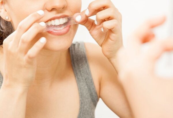 Lưu ý khi sử dụng miếng dán trắng răng Lưu ý khi sử dụng miếng dán trắng răng