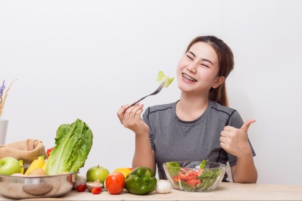 Cần bổ sung thêm rau xanh cho cơ thể khi niềng răng Cần bổ sung thêm rau xanh cho cơ thể khi niềng răng