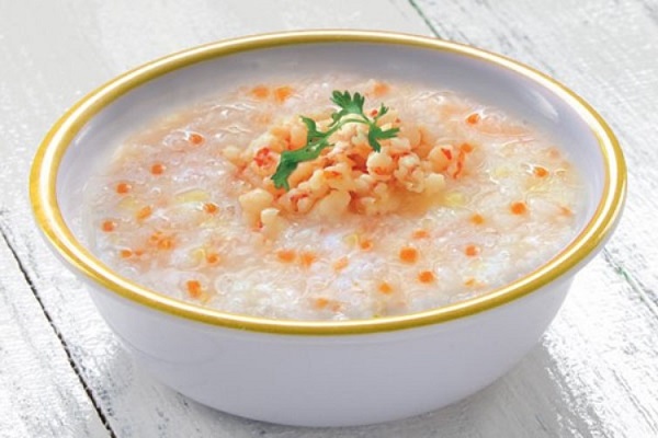 Món cháo tôm nấm rơm cà rốt cũng rất phù hợp với người mới niềng răng