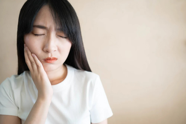 Sưng và đau má – Dấu hiệu mọc răng khôn hàm trên Sưng và đau má – Dấu hiệu mọc răng khôn hàm trên