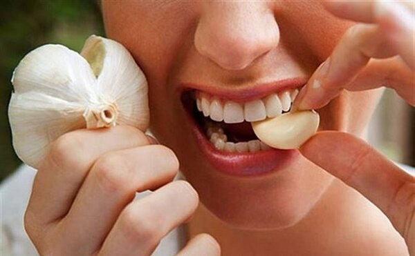 Sử dụng tỏi tươi để trị đau răng.