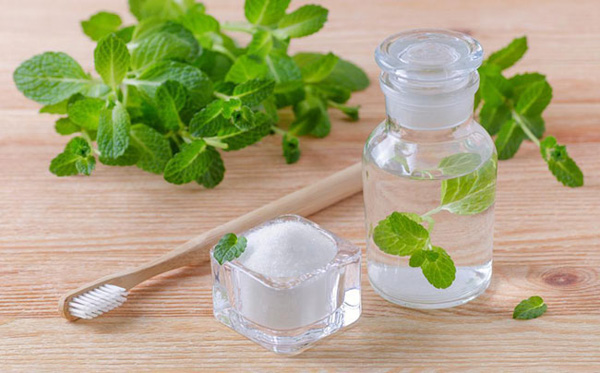 Súc miệng bằng nước thảo dược Súc miệng bằng nước thảo dược