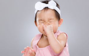 Bé bị hôi miệng khi mọc răng: Nguyên nhân và cách chăm sóc