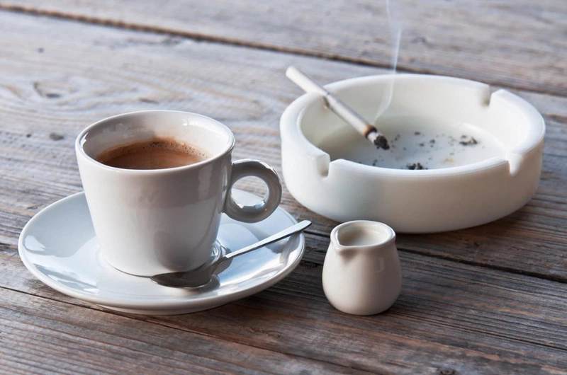 Thuốc lá, cafein có thể gây khô miệng và cảm giác khát nước