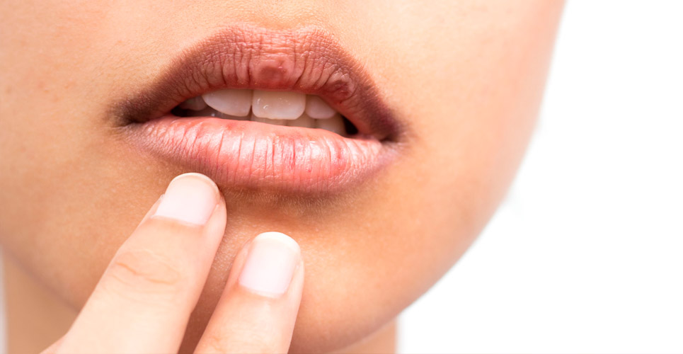 Khô miệng khát nước do thiếu nước, thuốc điều trị, chất kích thích hay môi trường sống