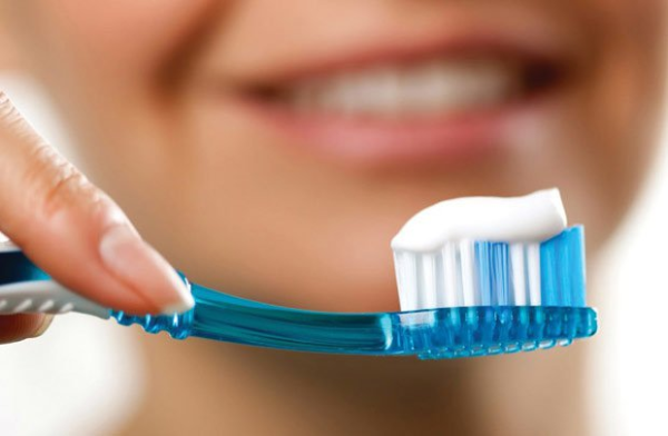 Sử dụng quá nhiều kem đánh răng chứa fluoride có thể gây ra các vấn đề liên quan đến men răng