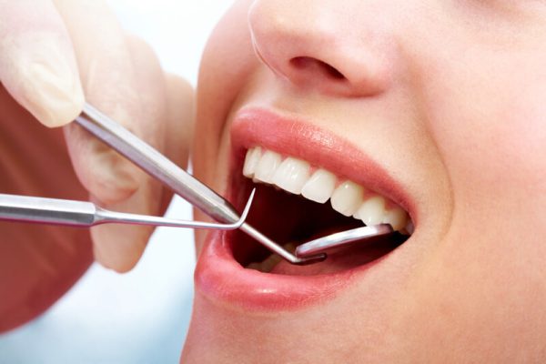Nhổ răng còn sót chân răng có sao không? Cách xử lý hiệu quả Công nghệ máy xông Laser là một giải pháp hiệu quả và an toàn để loại bỏ các mảnh răng còn sót sau khi nhổ răng