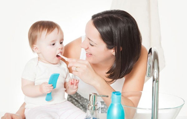 Dùng bàn chải mềm với đầu nhỏ cho bé đã mọc răng Dùng bàn chải mềm với đầu nhỏ cho bé đã mọc răng