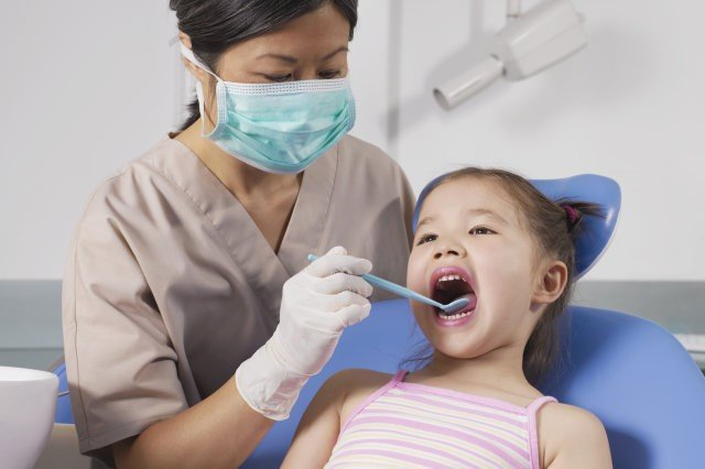 Cho trẻ khám răng miệng 2 lần/ năm để kiểm tra và xử lý sớm nếu có vấn đề răng miệng Cho trẻ khám răng miệng 2 lần/ năm để kiểm tra và xử lý sớm nếu có vấn đề răng miệng