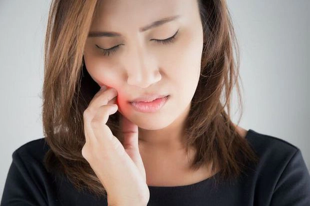 Khô miệng khát nước ảnh hưởng đến răng nướu, khó nói và nuốt và sức khỏe cơ thể