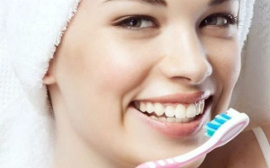 Vệ sinh miệng hằng ngày ngăn ngừa sưng vòm miệng trên