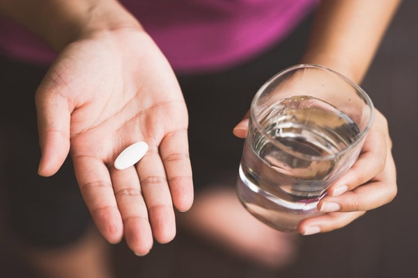 Viêm khớp thái dương hàm: Những thông tin cần biết Uống thuốc để giảm đau khớp thái dương hàm