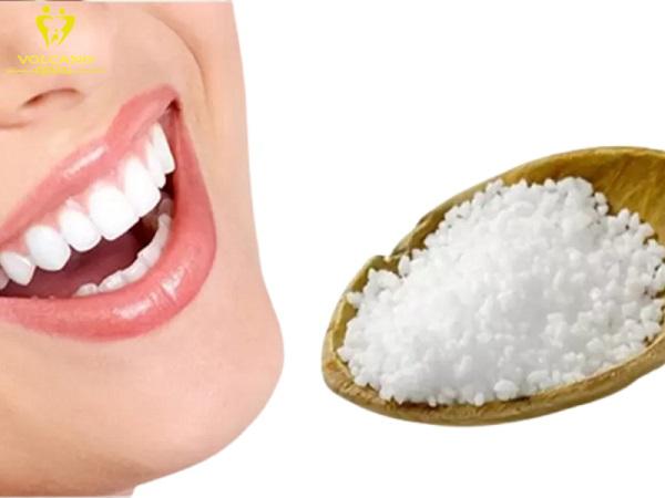 Muối trắng là một biện pháp hiệu quả để giúp làm sạch và lấy cao răng