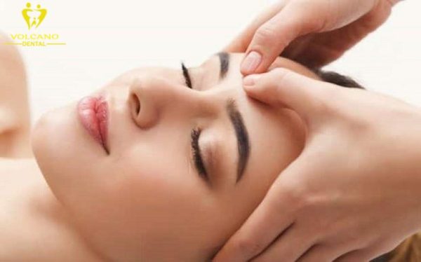 Massage và bấm huyệt trên khuôn mặt có thể giúp cân đối vùng gò má Massage và bấm huyệt trên khuôn mặt có thể giúp cân đối vùng gò má