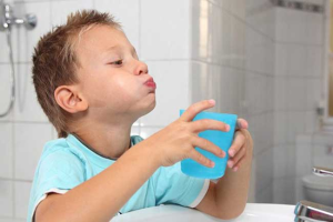 Bé 5 tuổi bị sâu răng hàm phải làm sao? Dấu hiệu nhận biết
