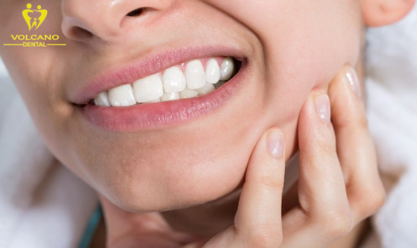 Nhiều người gặp phải tình trạng răng bọc sứ lâu năm bị đau nhức kéo dài, gây khó khăn trong ăn uống và sinh hoạt Nhiều người gặp phải tình trạng răng bọc sứ lâu năm bị đau nhức kéo dài, gây khó khăn trong ăn uống và sinh hoạt