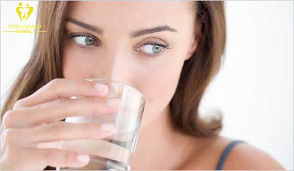 Súc miệng nước muối kháng khuẩn tốt, giúp loại bỏ vi khuẩn gây hại cho răng sứ Súc miệng nước muối kháng khuẩn tốt, giúp loại bỏ vi khuẩn gây hại cho răng sứ