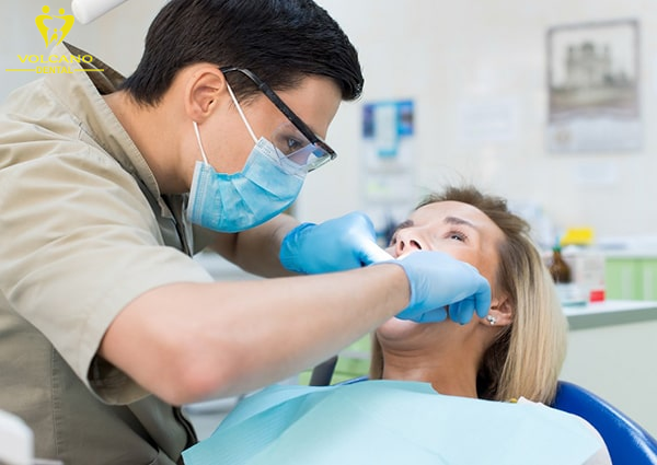 Nếu răng sứ bị đau mạnh và kéo dài, bệnh nhân cần phải đến nha khoa gặp bác sĩ để được khám và chữa trị Nếu răng sứ bị đau mạnh và kéo dài, bệnh nhân cần phải đến nha khoa gặp bác sĩ để được khám và chữa trị