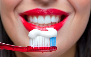 Cách vệ sinh răng miệng sau khi phun môi
