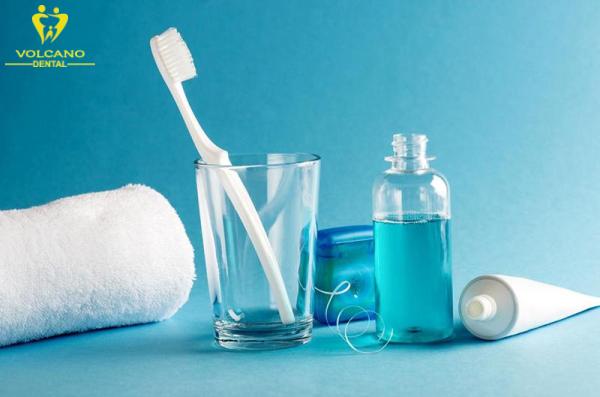 Nên đánh răng kèm theo súc miệng Nên đánh răng kèm theo súc miệng