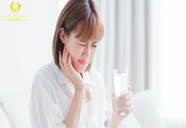 Răng nhạy cảm thì không nên uống nước lạnh Răng nhạy cảm thì không nên uống nước lạnh