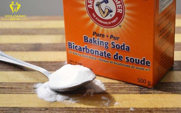 Trộn oxy già và baking soda thành sệt để loại bỏ mảng bám trên răng và tẩy trắng răng