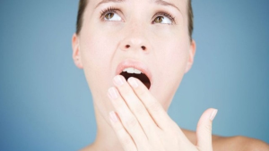 Bọc răng sứ có bị hôi miệng không? Cách khắc phục?
