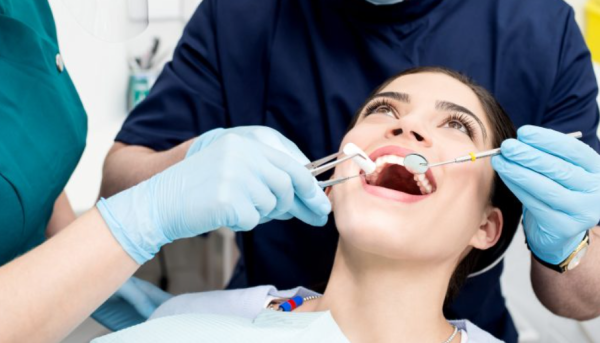 Bị sưng nướu răng trong cùng hàm dưới: Nguyên nhân, cách khắc phục Thăm nha sĩ định kỳ là quan trọng để duy trì sức khỏe răng miệng