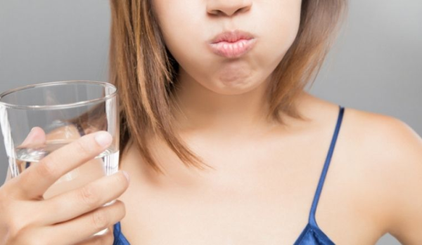 Súc miệng nhẹ nhàng bằng nước muối ấm giúp giảm sưng viêm sau khi nhổ răng Súc miệng nhẹ nhàng bằng nước muối ấm giúp giảm sưng viêm sau khi nhổ răng