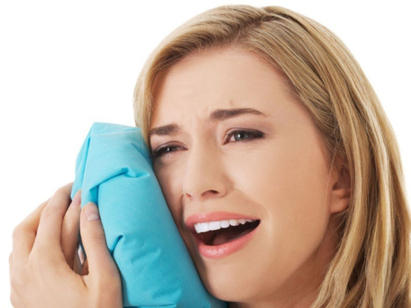 Chườm lạnh có thể giúp giảm sưng và đau rát Chườm lạnh có thể giúp giảm sưng và đau rát