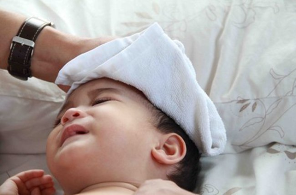 Lau người bằng nước ấm khi trẻ có sốt dưới 38 độ C là một biện pháp hữu ích để giúp trẻ cảm thấy thoải mái Lau người bằng nước ấm khi trẻ có sốt dưới 38 độ C là một biện pháp hữu ích để giúp trẻ cảm thấy thoải mái