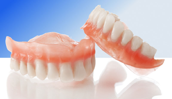 Hàm tháo lắp là một phương pháp trồng răng cửa tạm thời và linh hoạt