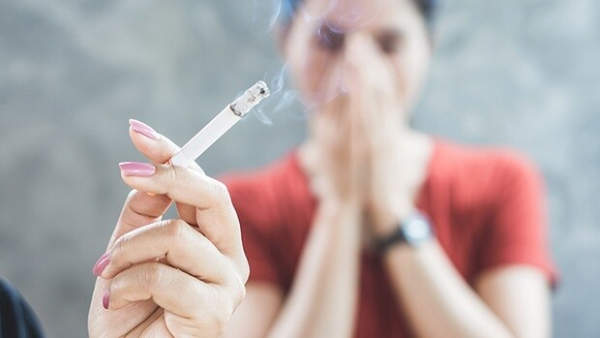 Hút thuốc lá là một trong những thói quen có hại góp phần gây ra tình trạng tụt lợi