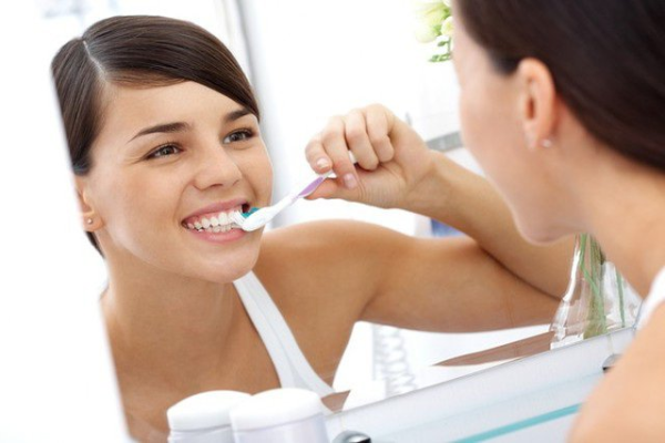 Điều này bao gồm việc đánh răng ít nhất hai lần mỗi ngày bằng kem đánh răng chứa fluoride Điều này bao gồm việc đánh răng ít nhất hai lần mỗi ngày bằng kem đánh răng chứa fluoride