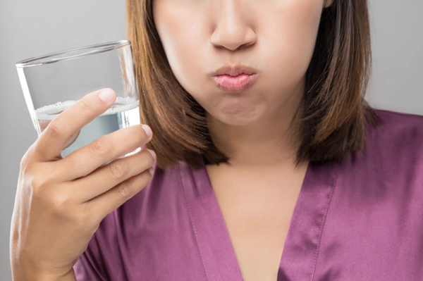 Sau khi nhổ răng sâu hàm trên nên súc miệng bằng nước muối sinh lý