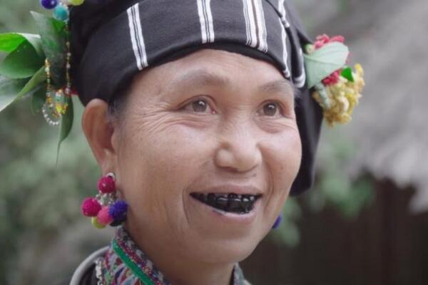 Nhuộm răng đen để làm gì?