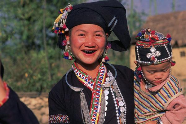 Nhuộm răng đen có gây ảnh hưởng sức khỏe không?