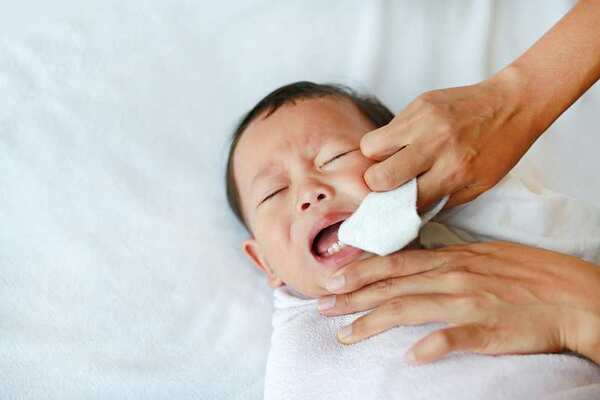 Cách trị nhiệt miệng cho trẻ sơ sinh hiệu quả