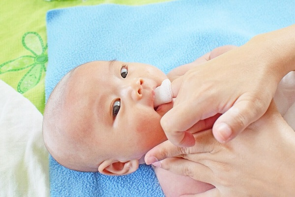 Bé 8 tháng chưa mọc răng ba mẹ cần làm gì? Bé 8 tháng chưa mọc răng ba mẹ cần làm gì?