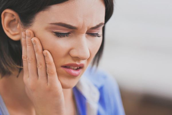Bấm huyệt giáp xa để giảm cơn đau răng