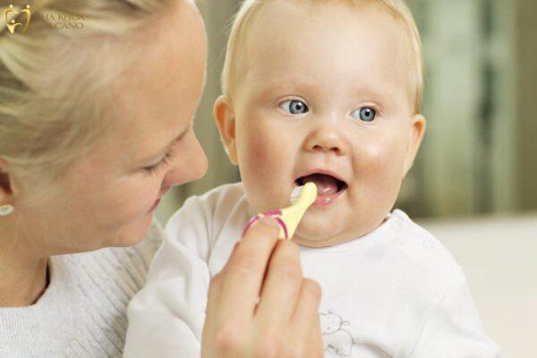 Cách chăm sóc tốt cho trẻ trong quá trình mọc răng sữa