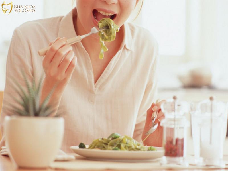 Sau khi mài răng, bạn nên tránh nhai những thực phẩm quá cứng, dai Sau khi mài răng, bạn nên tránh nhai những thực phẩm quá cứng, dai